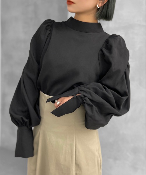 Solace(ソレイス)の「ハイネックパワショルレディブラウス(シャツ/ブラウス・レディース・ベージュ/ナチュラル/ブラック/ブルー・FREE)」の2枚目の写真