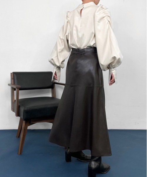 Solace(ソレイス)の「ハイネックパワショルレディブラウス(シャツ/ブラウス・レディース・ベージュ/ナチュラル/ブラック/ブルー・FREE)」の7枚目の写真