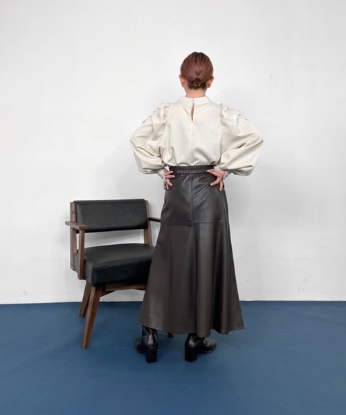 Solace(ソレイス)の「ハイネックパワショルレディブラウス(シャツ/ブラウス・レディース・ベージュ/ナチュラル/ブラック/ブルー・FREE)」の18枚目の写真