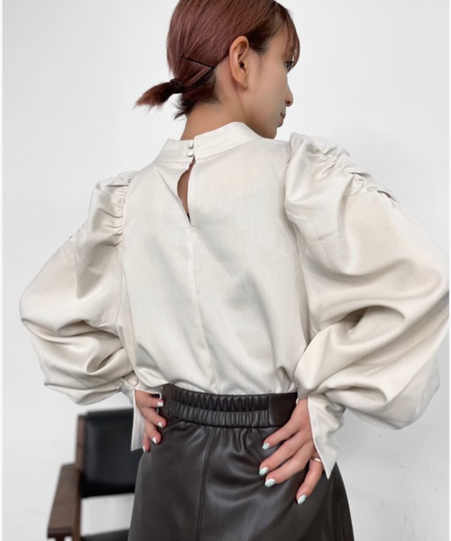 Solace(ソレイス)の「ハイネックパワショルレディブラウス(シャツ/ブラウス・レディース・ベージュ/ナチュラル/ブラック/ブルー・FREE)」の8枚目の写真