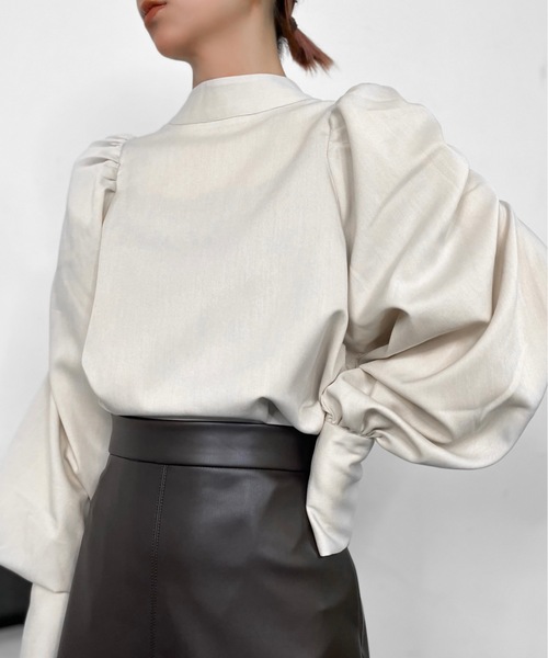 Solace(ソレイス)の「ハイネックパワショルレディブラウス(シャツ/ブラウス・レディース・ベージュ/ナチュラル/ブラック/ブルー・FREE)」の16枚目の写真