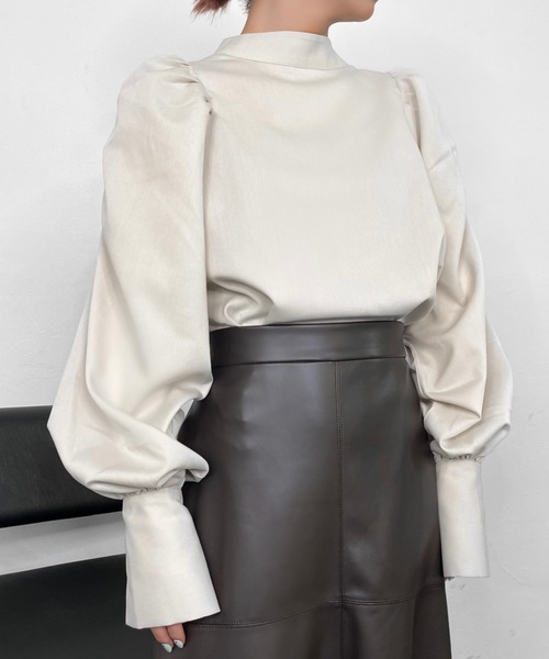 Solace(ソレイス)の「ハイネックパワショルレディブラウス(シャツ/ブラウス・レディース・ベージュ/ナチュラル/ブラック/ブルー・FREE)」の14枚目の写真