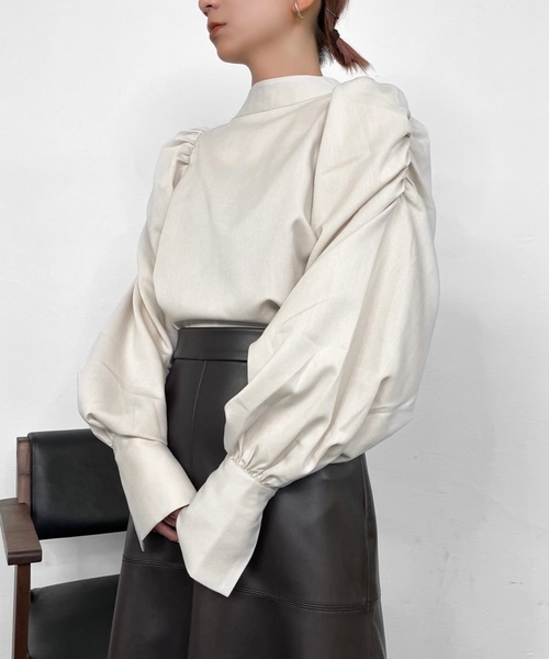 Solace(ソレイス)の「ハイネックパワショルレディブラウス(シャツ/ブラウス・レディース・ベージュ/ナチュラル/ブラック/ブルー・FREE)」の10枚目の写真
