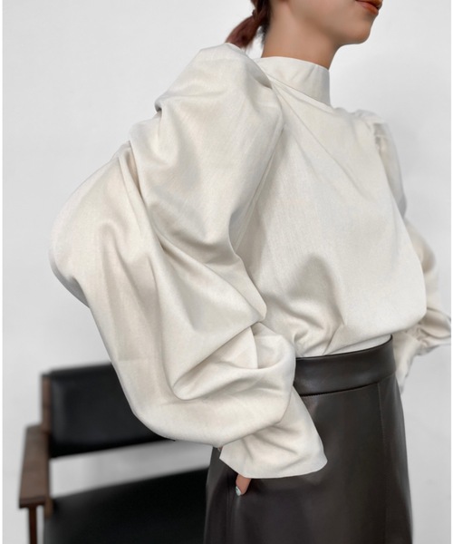 Solace(ソレイス)の「ハイネックパワショルレディブラウス(シャツ/ブラウス・レディース・ベージュ/ナチュラル/ブラック/ブルー・FREE)」の12枚目の写真