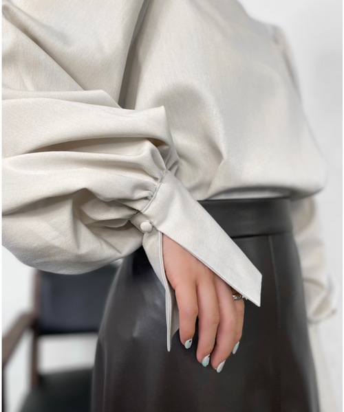 Solace(ソレイス)の「ハイネックパワショルレディブラウス(シャツ/ブラウス・レディース・ベージュ/ナチュラル/ブラック/ブルー・FREE)」の6枚目の写真