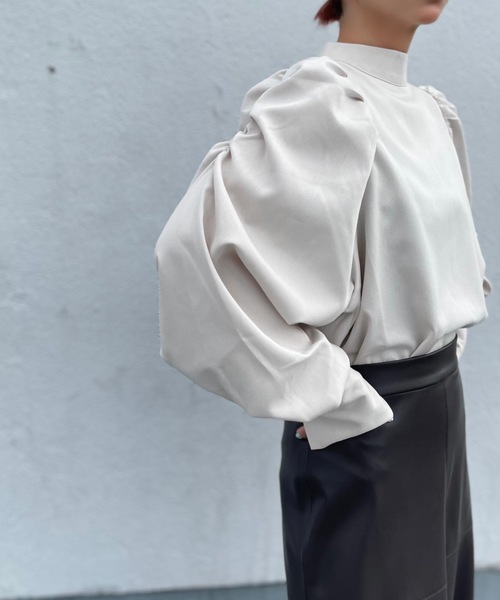 Solace(ソレイス)の「ハイネックパワショルレディブラウス(シャツ/ブラウス・レディース・ベージュ/ナチュラル/ブラック/ブルー・FREE)」の22枚目の写真