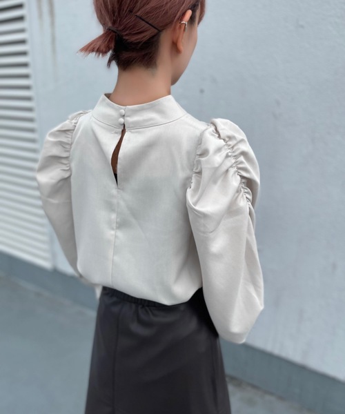 Solace(ソレイス)の「ハイネックパワショルレディブラウス(シャツ/ブラウス・レディース・ベージュ/ナチュラル/ブラック/ブルー・FREE)」の21枚目の写真