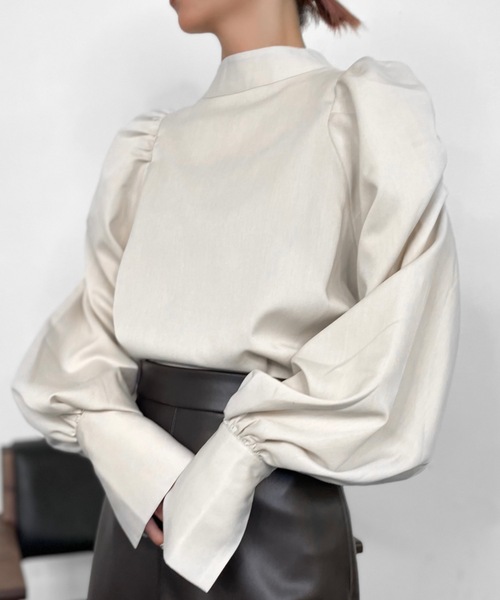 Solace(ソレイス)の「ハイネックパワショルレディブラウス(シャツ/ブラウス・レディース・ベージュ/ナチュラル/ブラック/ブルー・FREE)」の5枚目の写真