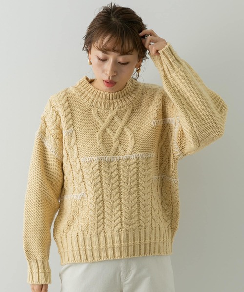 URBAN RESEARCH Sonny Label（アーバンリサーチサニーレーベル）の「パッチワークステッチ ケーブルニット（ニット/セーター・レディース・チャコールグレー/イエロー系その他/オフホワイト・FREE）」の3枚目の写真