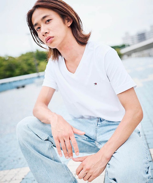TOMMY HILFIGER(トミーヒルフィガー)の「【オンライン限定】トミーヒルフィガー ワンポイントロゴVネックオーバーサイズTシャツ(Tシャツ/カットソー・メンズ・ホワイト/ブラック/ネイビー/ネイビー系/ホワイト系/ブラック系・SMALL/MEDIUM/LARGE/X-LARGE/XX-LARGE)」の2枚目の写真