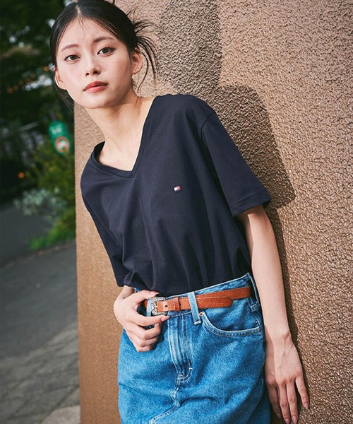 TOMMY HILFIGER(トミーヒルフィガー)の「【オンライン限定】トミーヒルフィガー ワンポイントロゴVネックオーバーサイズTシャツ(Tシャツ/カットソー・メンズ・ホワイト/ブラック/ネイビー/ネイビー系/ホワイト系/ブラック系・SMALL/MEDIUM/LARGE/X-LARGE/XX-LARGE)」の6枚目の写真
