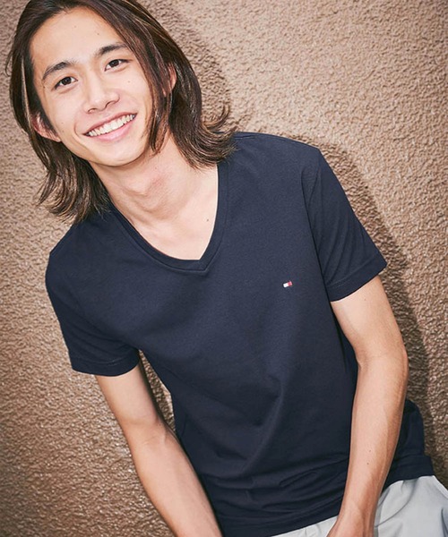 TOMMY HILFIGER(トミーヒルフィガー)の「【オンライン限定】トミーヒルフィガー ワンポイントロゴVネックオーバーサイズTシャツ(Tシャツ/カットソー・メンズ・ホワイト/ブラック/ネイビー/ネイビー系/ホワイト系/ブラック系・SMALL/MEDIUM/LARGE/X-LARGE/XX-LARGE)」の5枚目の写真