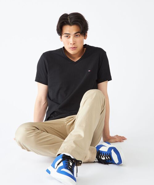 TOMMY HILFIGER(トミーヒルフィガー)の「【オンライン限定】トミーヒルフィガー ワンポイントロゴVネックオーバーサイズTシャツ(Tシャツ/カットソー・メンズ・ホワイト/ブラック/ネイビー/ネイビー系/ホワイト系/ブラック系・SMALL/MEDIUM/LARGE/X-LARGE/XX-LARGE)」の7枚目の写真