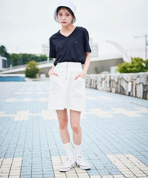 TOMMY HILFIGER(トミーヒルフィガー)の「【オンライン限定】トミーヒルフィガー ワンポイントロゴVネックオーバーサイズTシャツ(Tシャツ/カットソー・メンズ・ホワイト/ブラック/ネイビー/ネイビー系/ホワイト系/ブラック系・SMALL/MEDIUM/LARGE/X-LARGE/XX-LARGE)」の10枚目の写真