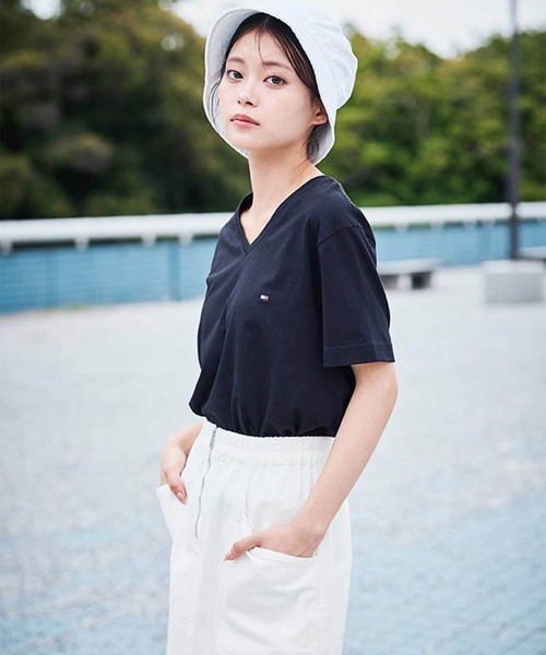 TOMMY HILFIGER(トミーヒルフィガー)の「【オンライン限定】トミーヒルフィガー ワンポイントロゴVネックオーバーサイズTシャツ(Tシャツ/カットソー・メンズ・ホワイト/ブラック/ネイビー/ネイビー系/ホワイト系/ブラック系・SMALL/MEDIUM/LARGE/X-LARGE/XX-LARGE)」の15枚目の写真