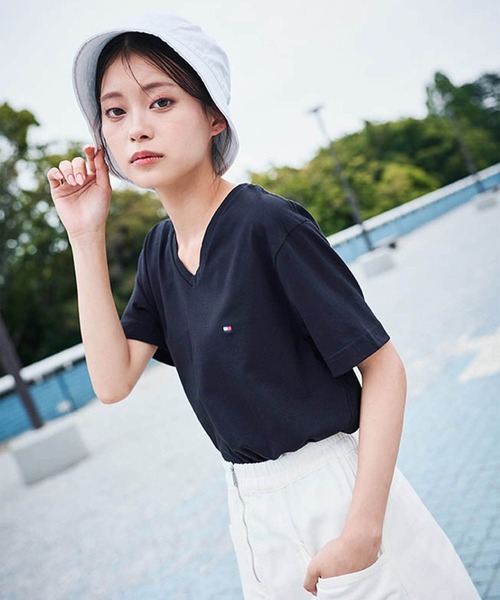 TOMMY HILFIGER(トミーヒルフィガー)の「【オンライン限定】トミーヒルフィガー ワンポイントロゴVネックオーバーサイズTシャツ(Tシャツ/カットソー・メンズ・ホワイト/ブラック/ネイビー/ネイビー系/ホワイト系/ブラック系・SMALL/MEDIUM/LARGE/X-LARGE/XX-LARGE)」の18枚目の写真