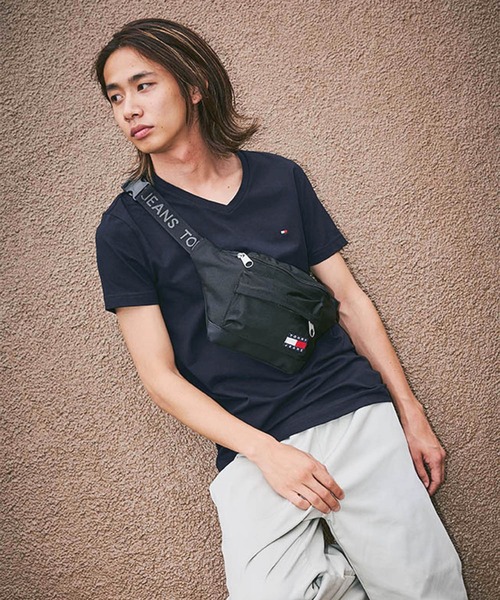 TOMMY HILFIGER(トミーヒルフィガー)の「【オンライン限定】トミーヒルフィガー ワンポイントロゴVネックオーバーサイズTシャツ(Tシャツ/カットソー・メンズ・ホワイト/ブラック/ネイビー/ネイビー系/ホワイト系/ブラック系・SMALL/MEDIUM/LARGE/X-LARGE/XX-LARGE)」の21枚目の写真