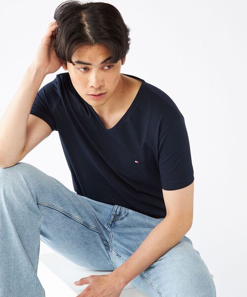 TOMMY HILFIGER(トミーヒルフィガー)の「【オンライン限定】トミーヒルフィガー ワンポイントロゴVネックオーバーサイズTシャツ(Tシャツ/カットソー・メンズ・ホワイト/ブラック/ネイビー/ネイビー系/ホワイト系/ブラック系・SMALL/MEDIUM/LARGE/X-LARGE/XX-LARGE)」の14枚目の写真