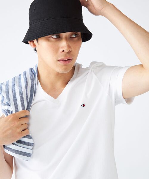 TOMMY HILFIGER(トミーヒルフィガー)の「【オンライン限定】トミーヒルフィガー ワンポイントロゴVネックオーバーサイズTシャツ(Tシャツ/カットソー・メンズ・ホワイト/ブラック/ネイビー/ネイビー系/ホワイト系/ブラック系・SMALL/MEDIUM/LARGE/X-LARGE/XX-LARGE)」の16枚目の写真