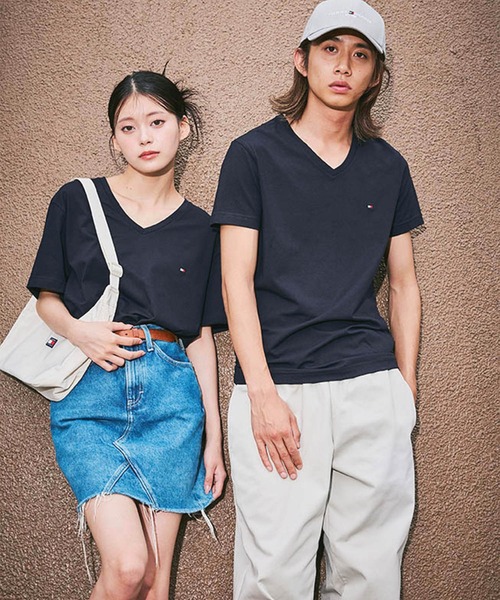 TOMMY HILFIGER(トミーヒルフィガー)の「【オンライン限定】トミーヒルフィガー ワンポイントロゴVネックオーバーサイズTシャツ(Tシャツ/カットソー・メンズ・ホワイト/ブラック/ネイビー/ネイビー系/ホワイト系/ブラック系・SMALL/MEDIUM/LARGE/X-LARGE/XX-LARGE)」の9枚目の写真
