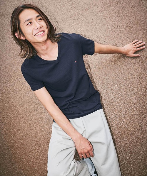 TOMMY HILFIGER(トミーヒルフィガー)の「【オンライン限定】トミーヒルフィガー ワンポイントロゴVネックオーバーサイズTシャツ(Tシャツ/カットソー・メンズ・ホワイト/ブラック/ネイビー/ネイビー系/ホワイト系/ブラック系・SMALL/MEDIUM/LARGE/X-LARGE/XX-LARGE)」の11枚目の写真