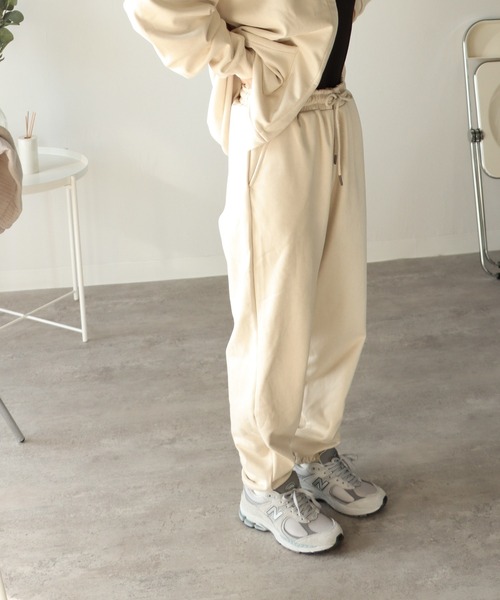 COURO（コウロ）の「裏シャギーフェイクスエードスウェットパンツ（スウェットパンツ・レディース・ライトグレー/ブラック/ベージュ/ブラウン/アイボリー・M/L）」の2枚目の写真