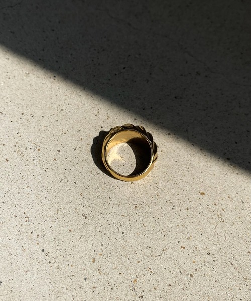 y/m by RIKA（イムバイリカ）の「ストライプワイドリング（リング・レディース・ゴールド・FREE）」の2枚目の写真