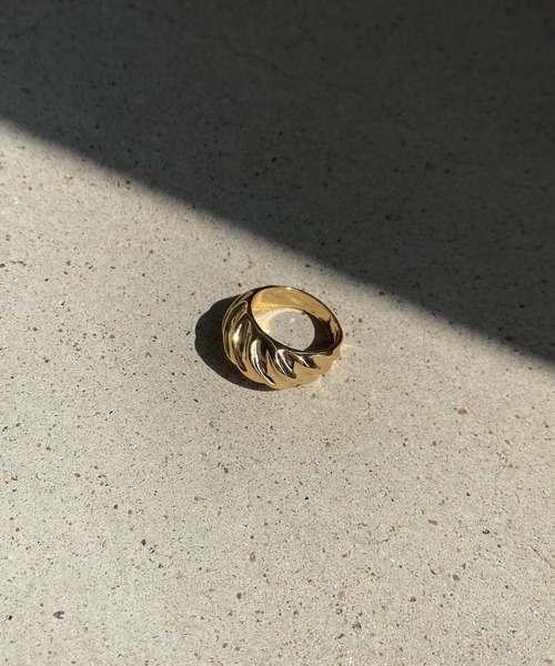 y/m by RIKA（イムバイリカ）の「ストライプワイドリング（リング・レディース・ゴールド・FREE）」の3枚目の写真
