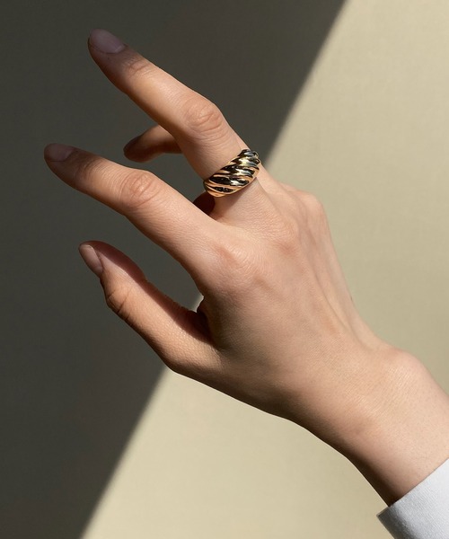 y/m by RIKA（イムバイリカ）の「ストライプワイドリング（リング・レディース・ゴールド・FREE）」の5枚目の写真