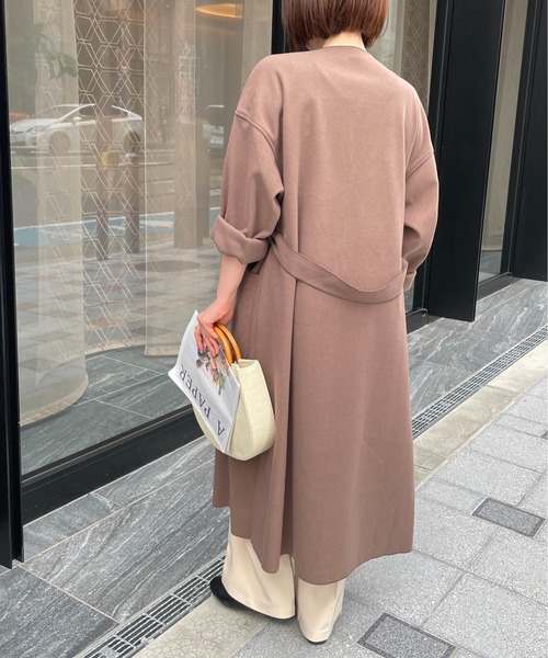 Meli rich（メリーリッチ）の「ベルト付き。オーバーサイズロングノーカラーコート（ノーカラーコート・レディース・モカ/オリーブ・MEDIUM）」の6枚目の写真