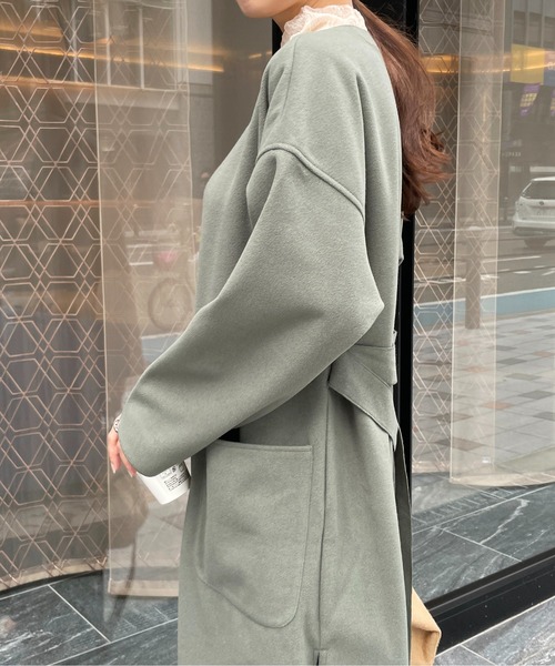 Meli rich（メリーリッチ）の「ベルト付き。オーバーサイズロングノーカラーコート（ノーカラーコート・レディース・モカ/オリーブ・MEDIUM）」の11枚目の写真