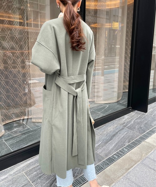 Meli rich（メリーリッチ）の「ベルト付き。オーバーサイズロングノーカラーコート（ノーカラーコート・レディース・モカ/オリーブ・MEDIUM）」の12枚目の写真