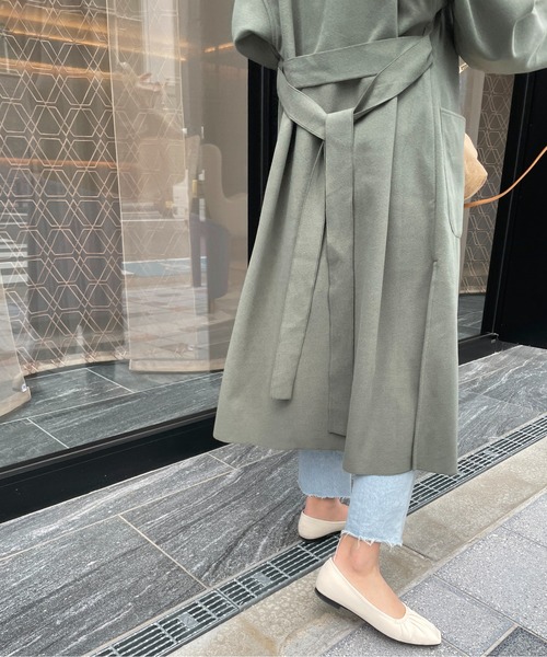 Meli rich（メリーリッチ）の「ベルト付き。オーバーサイズロングノーカラーコート（ノーカラーコート・レディース・モカ/オリーブ・MEDIUM）」の13枚目の写真