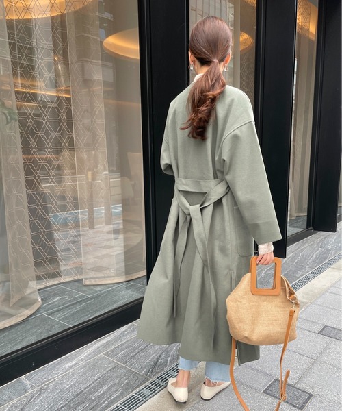 Meli rich（メリーリッチ）の「ベルト付き。オーバーサイズロングノーカラーコート（ノーカラーコート・レディース・モカ/オリーブ・MEDIUM）」の16枚目の写真