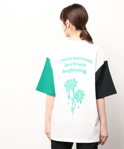 SlashDate（スラッシュデイト）の「グラフィック発泡プリントTシャツ/バックプリント/ビッグシルエット/袖配色/ラグランT（Tシャツ/カットソー・レディース・ホワイト/ブラック/ブルー/グリーン/ホワイト系その他/ブラック系その他/ホワイト系その他2/ホワイト系その他3・M/L）」の16枚目の写真