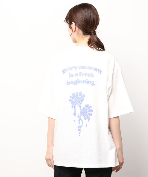 SlashDate（スラッシュデイト）の「グラフィック発泡プリントTシャツ/バックプリント/ビッグシルエット/袖配色/ラグランT（Tシャツ/カットソー・レディース・ホワイト/ブラック/ブルー/グリーン/ホワイト系その他/ブラック系その他/ホワイト系その他2/ホワイト系その他3・M/L）」の12枚目の写真