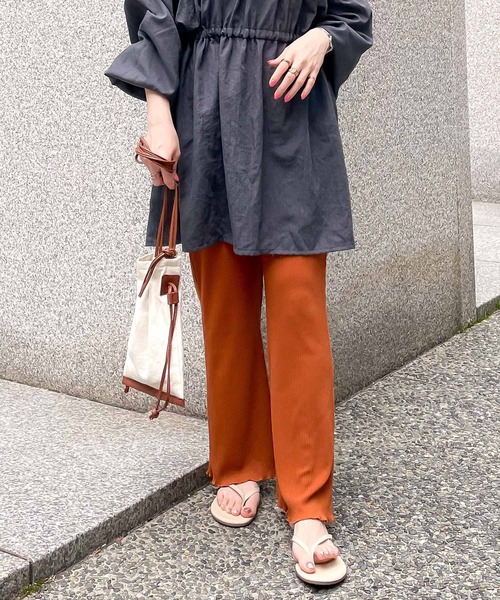 Petitle（プチレ）の「[ 低身長向けサイズ ] 裾メローイージーリブパンツ（その他パンツ・レディース・ブラック/レッド/グリーン/ライトベージュ/オレンジ系/ブラウン/パープル/パープル系/ブルー/ライトグリーン/ライトブルー/アイボリー系/グレー系/チャコール/イエロー系・M/PM）」の15枚目の写真