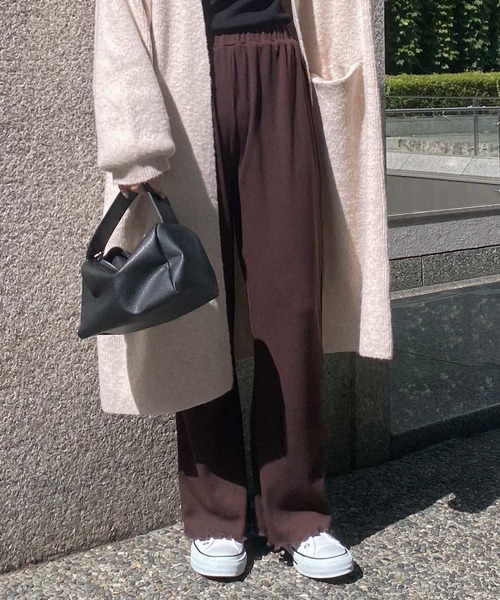 Petitle（プチレ）の「[ 低身長向けサイズ ] 裾メローイージーリブパンツ（その他パンツ・レディース・ブラック/レッド/グリーン/ライトベージュ/オレンジ系/ブラウン/パープル/パープル系/ブルー/ライトグリーン/ライトブルー/アイボリー系/グレー系/チャコール/イエロー系・M/PM）」の4枚目の写真