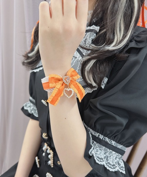 ROJITA（ロジータ）の「フリルリボンハートビジュブレスレット（ブレスレット・レディース・ブラック/パープル/レッド/ピンク/イエロー/ブルー/グリーン/オレンジ・FREE）」の2枚目の写真