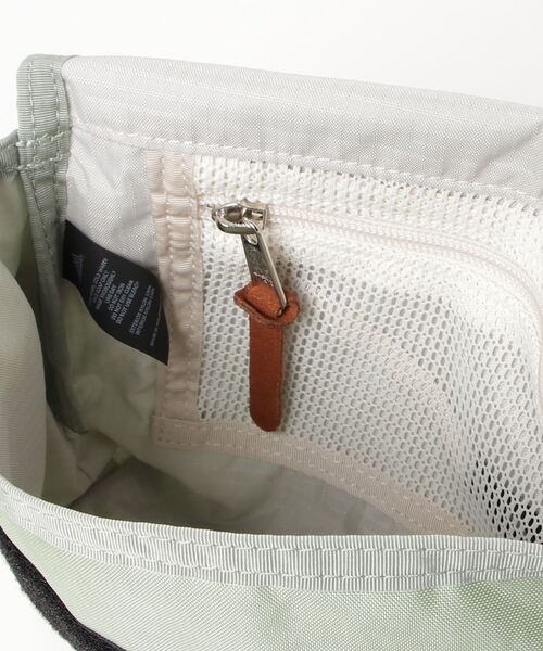 GREGORY(グレゴリー)の「TEENY MESSENGER / ティーニー メッセンジャー / フェイデッドグリーン(ショルダーバッグ・メンズ・グリーン・ONE SIZE)」の4枚目の写真