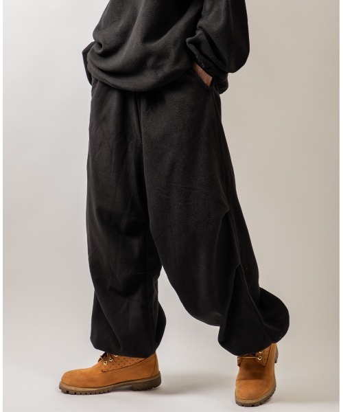 Beno(ビーノ)の「カラーマイクロフリース ワイドバルーン ドローコード パンツ(スウェットパンツ・メンズ・ブラック/ブルー/ホワイト/オレンジ/パープル/グリーン・L/M)」の3枚目の写真