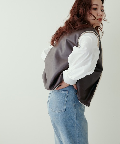 natural couture(ナチュラルクチュール)の「大人ナチュ/合皮×ボア リバーシブルベスト(ベスト・レディース・アイボリー/ブラウン・FREE)」の2枚目の写真
