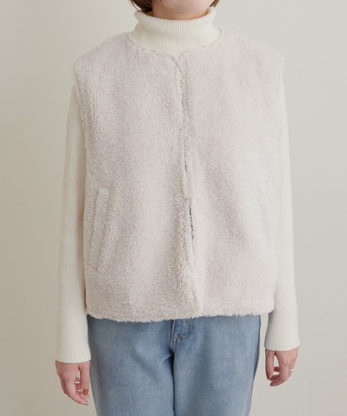 natural couture(ナチュラルクチュール)の「大人ナチュ/合皮×ボア リバーシブルベスト(ベスト・レディース・アイボリー/ブラウン・FREE)」の16枚目の写真