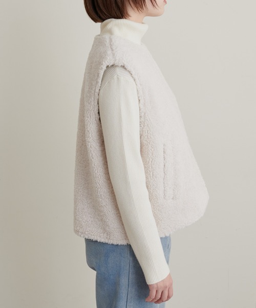 natural couture(ナチュラルクチュール)の「大人ナチュ/合皮×ボア リバーシブルベスト(ベスト・レディース・アイボリー/ブラウン・FREE)」の17枚目の写真