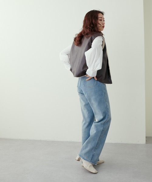 natural couture(ナチュラルクチュール)の「大人ナチュ/合皮×ボア リバーシブルベスト(ベスト・レディース・アイボリー/ブラウン・FREE)」の7枚目の写真