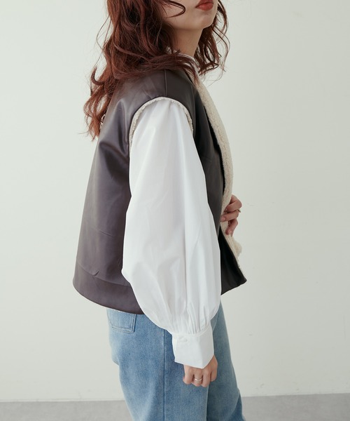 natural couture(ナチュラルクチュール)の「大人ナチュ/合皮×ボア リバーシブルベスト(ベスト・レディース・アイボリー/ブラウン・FREE)」の5枚目の写真