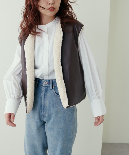 natural couture(ナチュラルクチュール)の「大人ナチュ/合皮×ボア リバーシブルベスト(ベスト・レディース・アイボリー/ブラウン・FREE)」の4枚目の写真