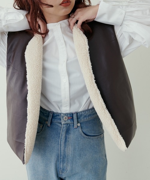 natural couture(ナチュラルクチュール)の「大人ナチュ/合皮×ボア リバーシブルベスト(ベスト・レディース・アイボリー/ブラウン・FREE)」の3枚目の写真