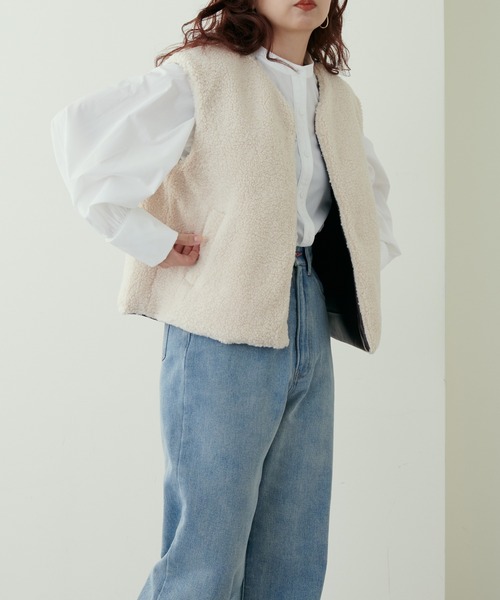 natural couture(ナチュラルクチュール)の「大人ナチュ/合皮×ボア リバーシブルベスト(ベスト・レディース・アイボリー/ブラウン・FREE)」の10枚目の写真