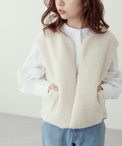 natural couture(ナチュラルクチュール)の「大人ナチュ/合皮×ボア リバーシブルベスト(ベスト・レディース・アイボリー/ブラウン・FREE)」の8枚目の写真